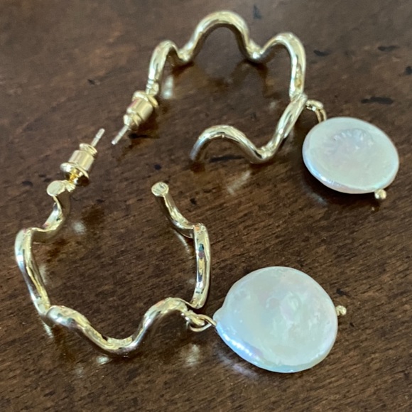 Gorgeous gold & Pearl hoops 😍 - Picture 4 of 10